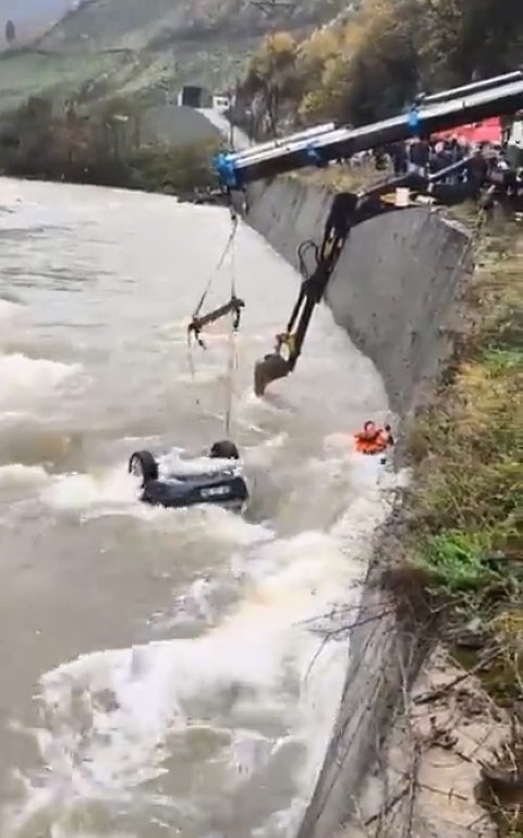 Mezar yeri bakmaya giderken dereye uçan araçta hayatlarını kaybettiler