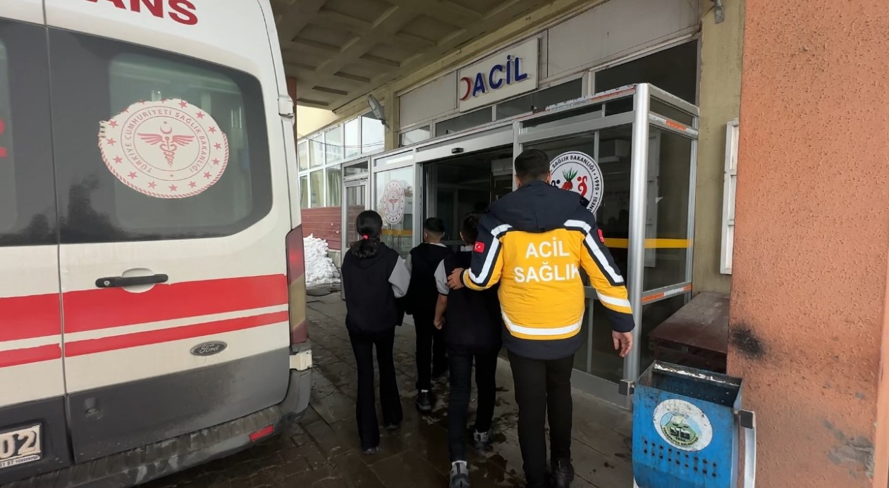 Yüksekova'da gıda zehirlenmesi şüphesi: 40 öğrenci hastanelik oldu