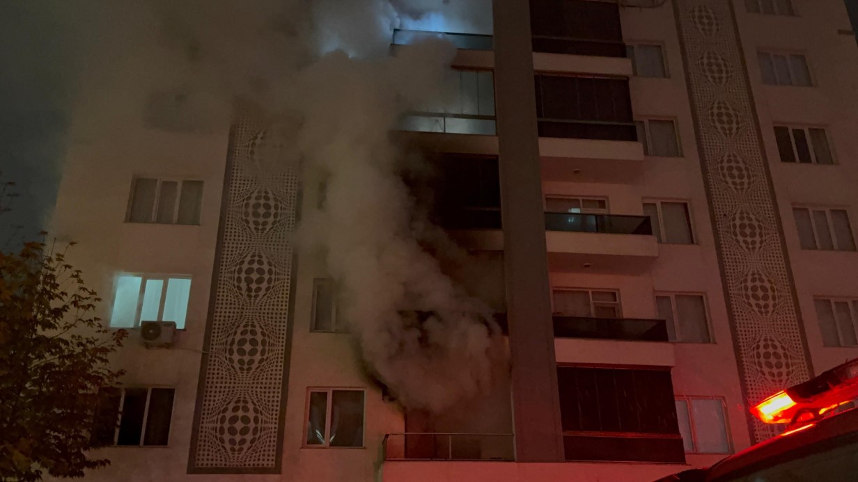 Ailesiyle tartıştı, evini ateşe verdi: 3 kişi dumandan etkiledi