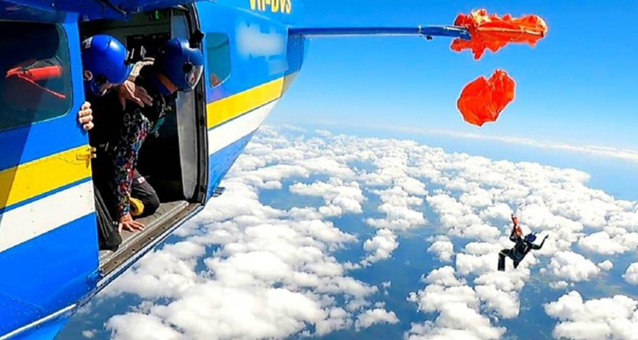 Avustralya'da atlayıştan sonra yedek paraşütü uçağın kuyruğuna takılan sporcu, 4 bin 600 metre yükseklikte asılı kaldı.