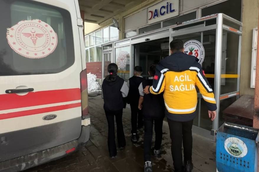 Yüksekova'da gıda zehirlenmesi şüphesi: 40 öğrenci hastanelik oldu