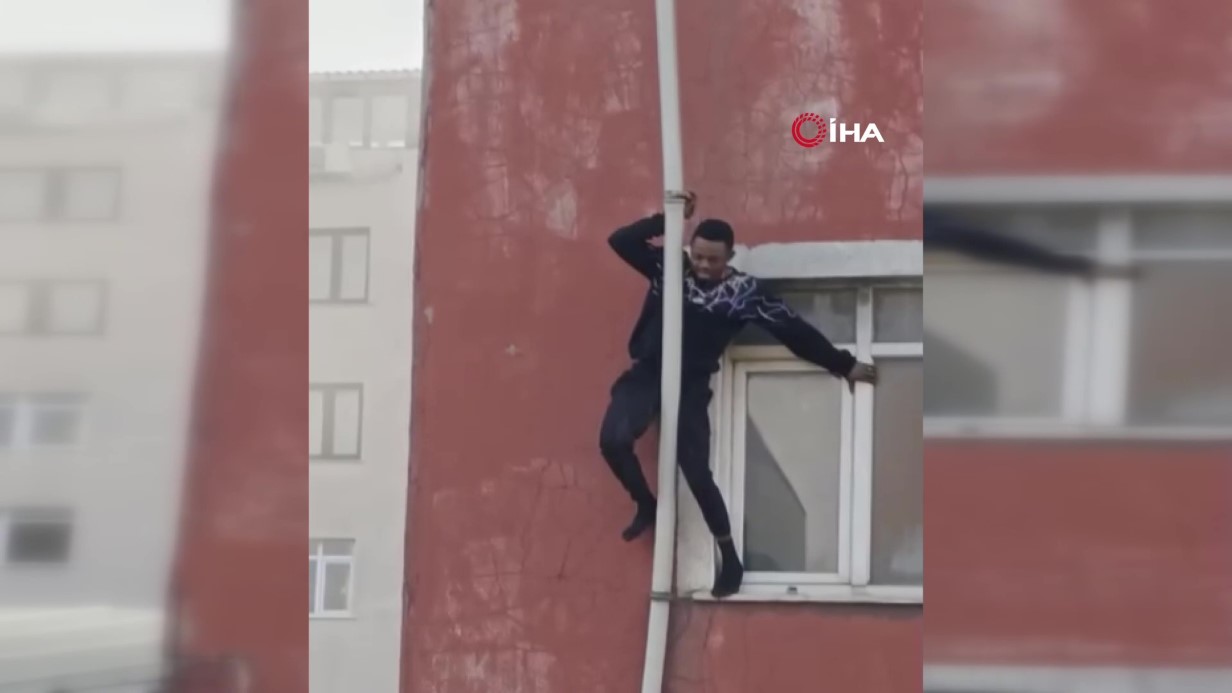 Sultangazi’de yangından kurtulmak için borulara tutunan adamın düştüğü anlar kamerada