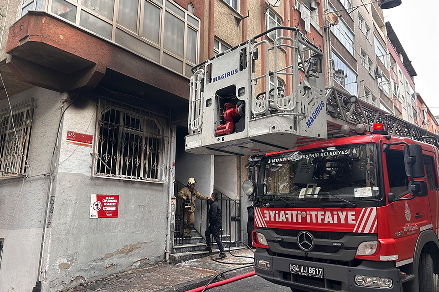 Esenler’de 5 yaşındaki çocuk çakmakla oynarken evi yaktı