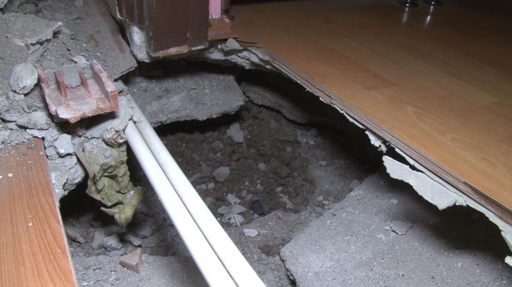 Fatih’te 4 katlı binanın temelinin çöktüğü iddiası: Salonun ortasında çukur oluştu