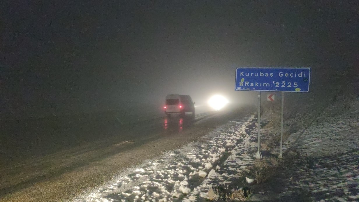 Van’da Kurubaş Geçidi’nde yoğun kar yağışı ve sis