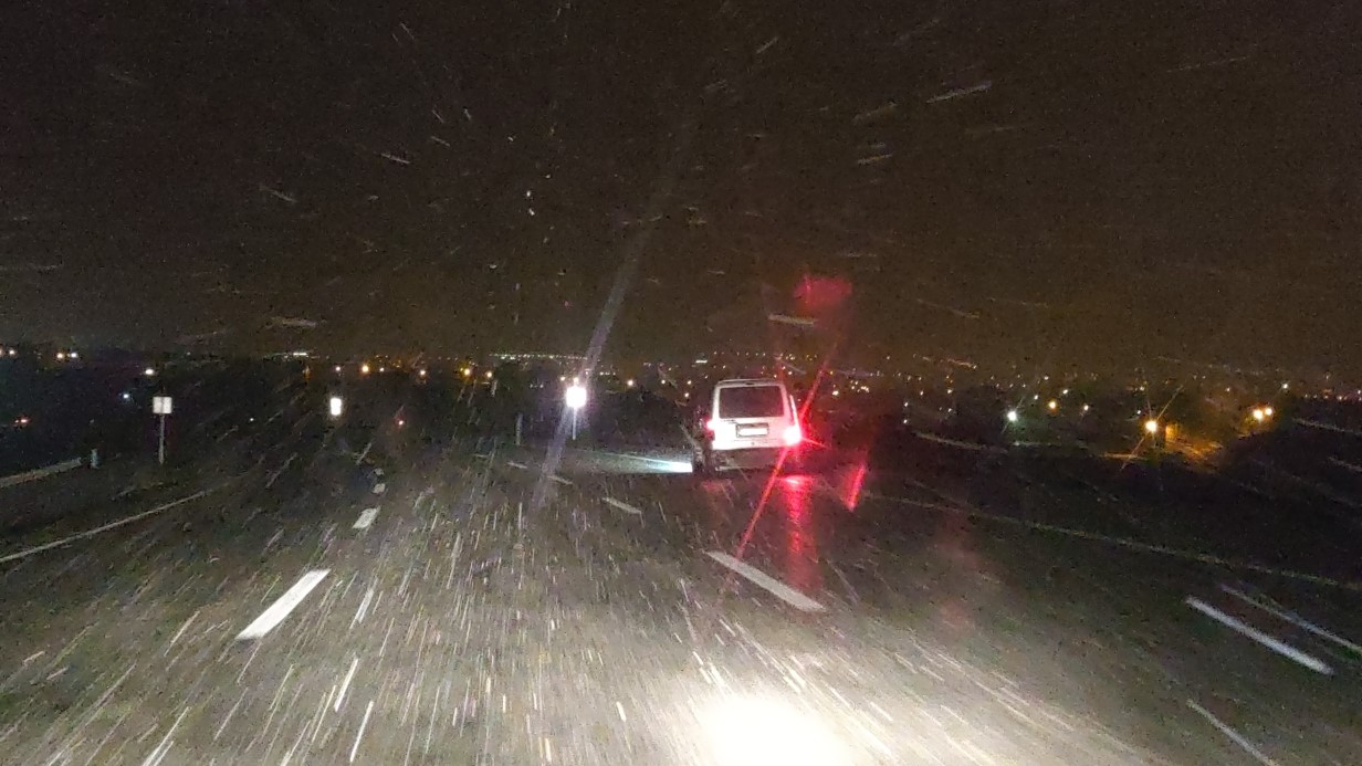 Van-Bahçesaray karayolu üzerindeki 3 bin rakımlı Karabet Geçidi etkili olan yoğun kar ve tipi nedeniyle ulaşıma kapatıldı.