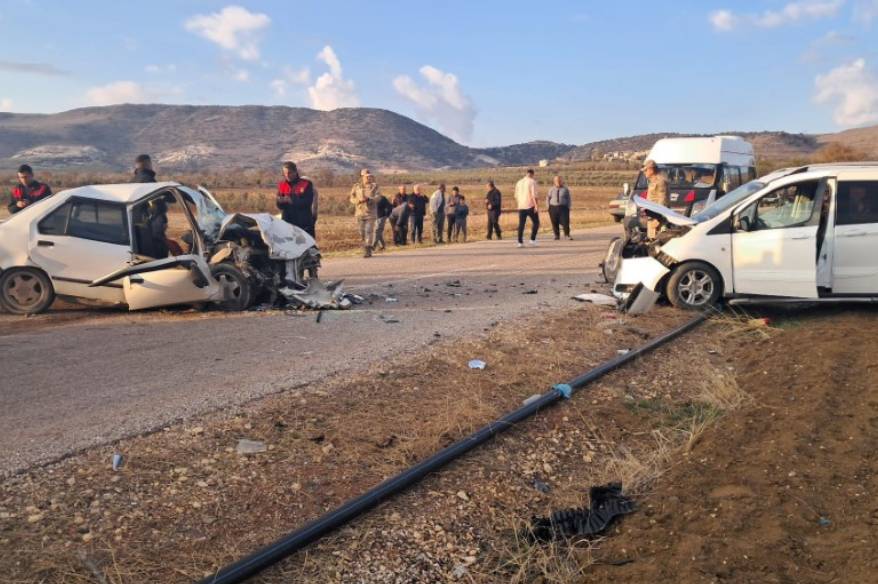 Kilis’te iki araç kafa kafaya çarpıştı: 3 yaralı