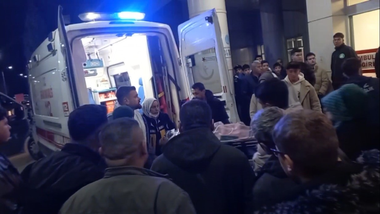 Kütahya’nın Gediz ilçesine bağlı Gökler beldesinde özel bir şirkete ait kömür ocağında karbonmonoksit gazından etkilenen 7 işçi tedavi altına alındı.