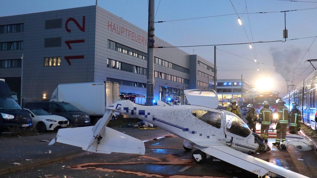 Almanya'da caddeye acil iniş yapan küçük uçak trafik levhasına çarptı: 3 yaralı