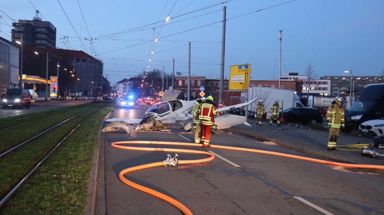 Almanya'da caddeye acil iniş yapan küçük uçak trafik levhasına çarptı: 3 yaralı