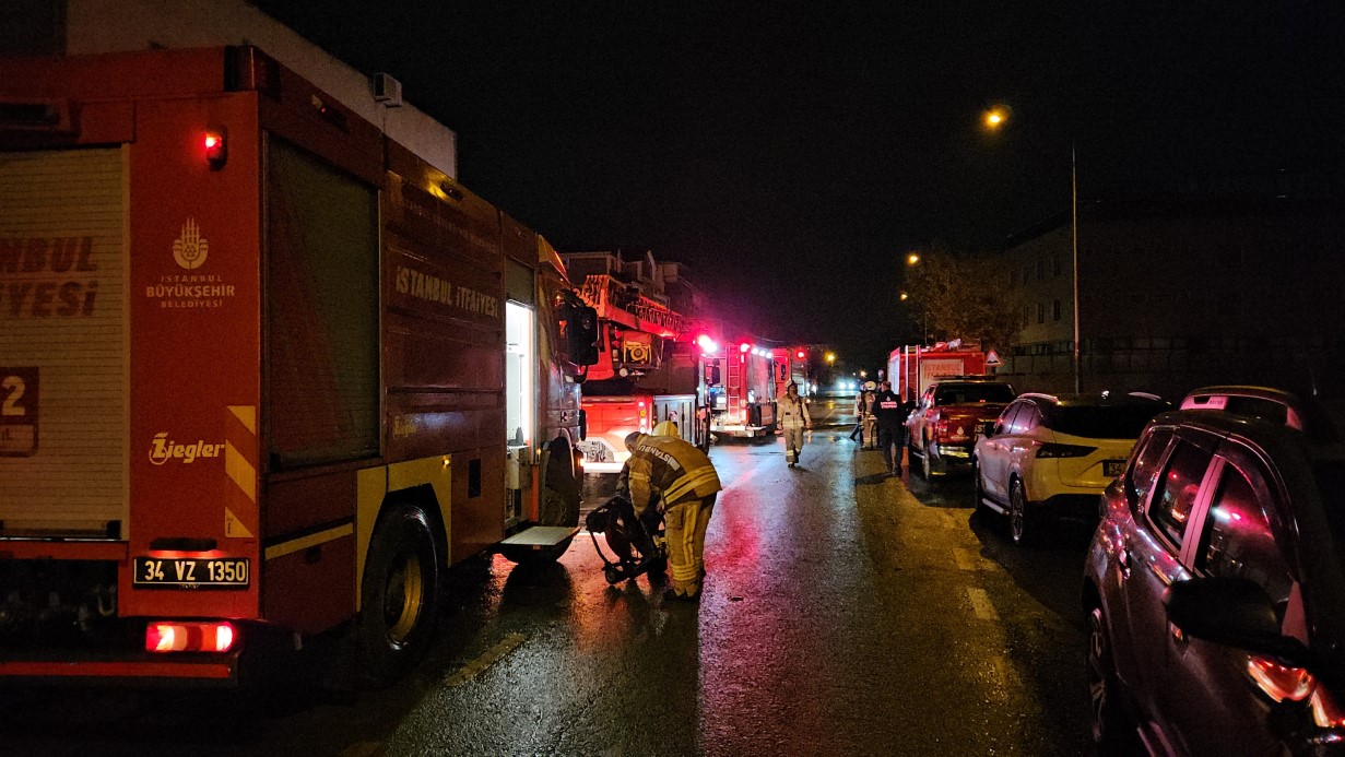 Arnavutköy’de iş yeri alevlere teslim oldu: 1’i ağır 3 yaralı