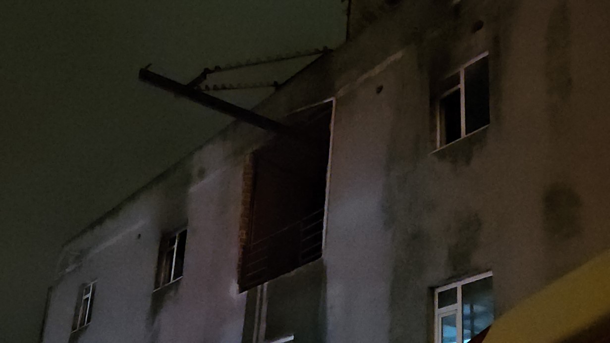 Arnavutköy’de iş yeri alevlere teslim oldu: 1’i ağır 3 yaralı