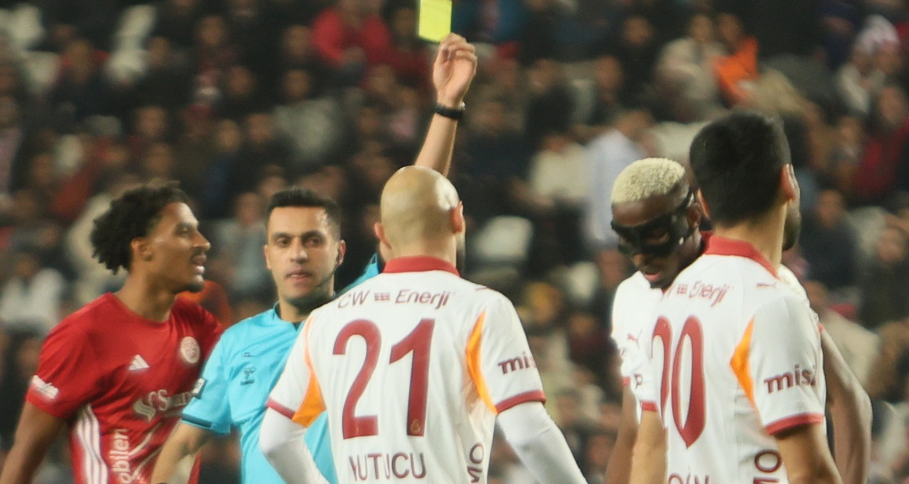 Galatasaray’ın Nijeryalı futbolcusu Victor Osimhen, Antalyaspor maçında gördüğü sarı kartla cezalı duruma düştü.