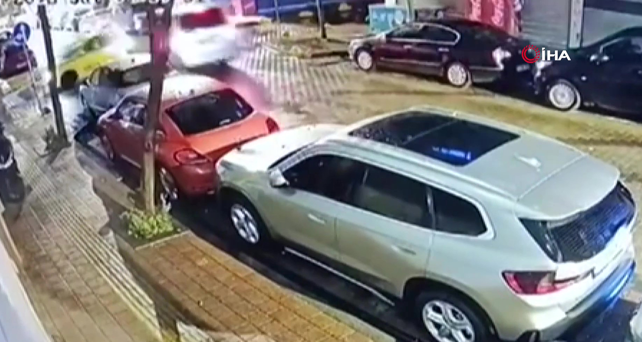 Fatih’te hafif ticari araç taksiye çarptı: Sürücü hiçbir şey olmamış gibi yoluna devam etti