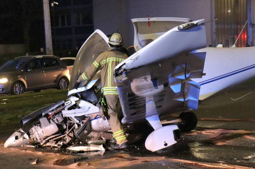Almanya'da caddeye acil iniş yapan küçük uçak trafik levhasına çarptı: 3 yaralı