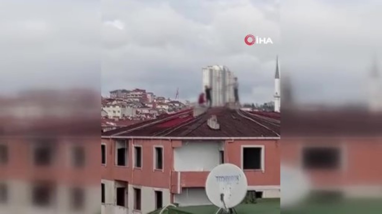 Küçükçekmece’de çatıda fotoğraf çeken çocukların tehlikeli oyunu