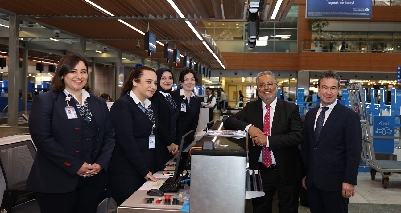 AJet Yönetim Kurulu Başkanı Prof. Dr. Ahmet Bolat, AJet ve Türk Hava Yolları’nın sadece birer havayolu şirketi değil, aynı zamanda Türkiye’nin dünyaya açılan yüzü olduğunu belirterek, "Her yıl 85 milyon misafirimizi ağırlarken, onların güvenli ve konforlu bir yolculuk yapmaları için gösterilen çabayı sahada görmek bizi mutlu etti" dedi.