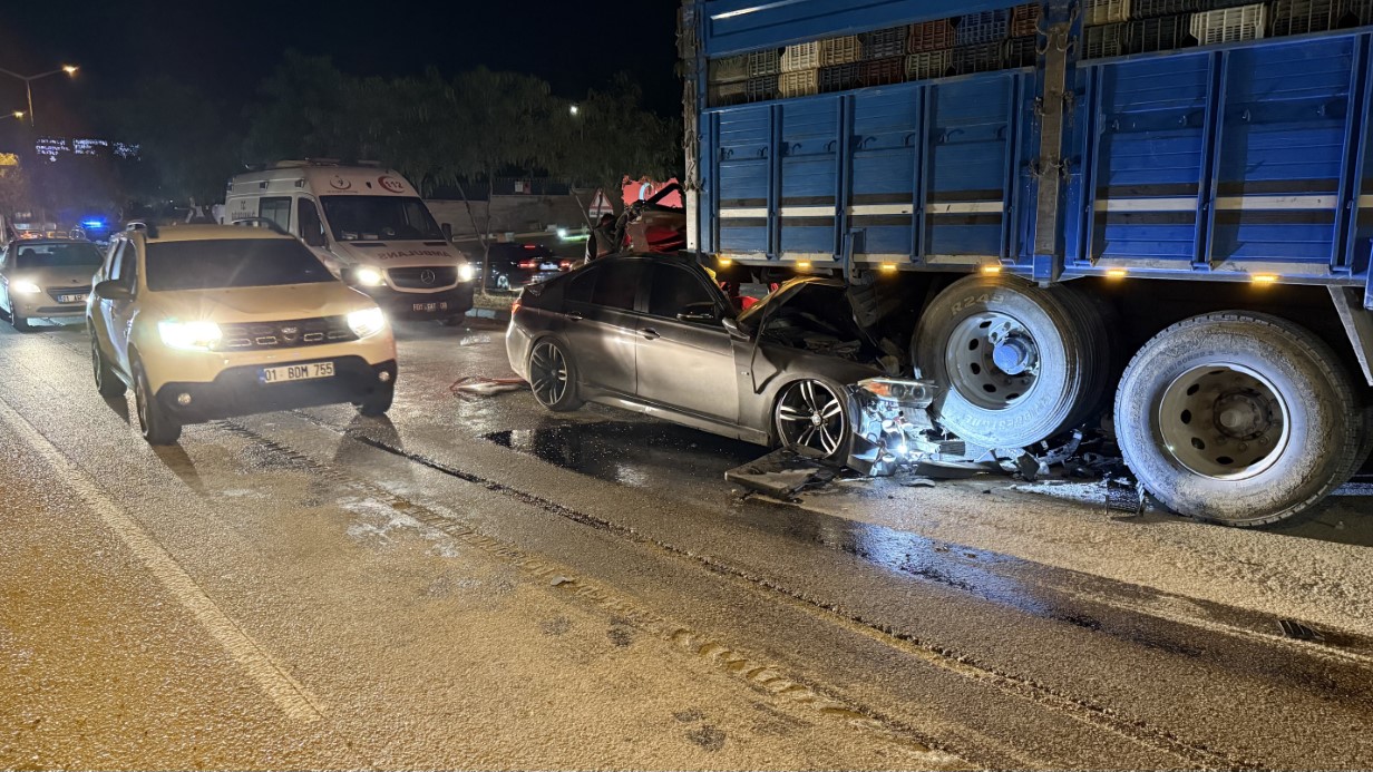 Lüks otomobil kamyona ok gibi saplandı: 1 ölü, 2 yaralı
