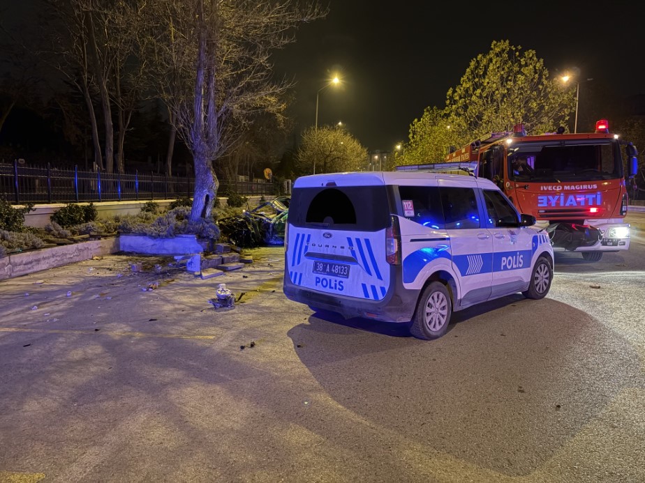 Kaldırıma çarpan otomobil 200 metre savruldu: 1 ölü, 1 ağır yaralı