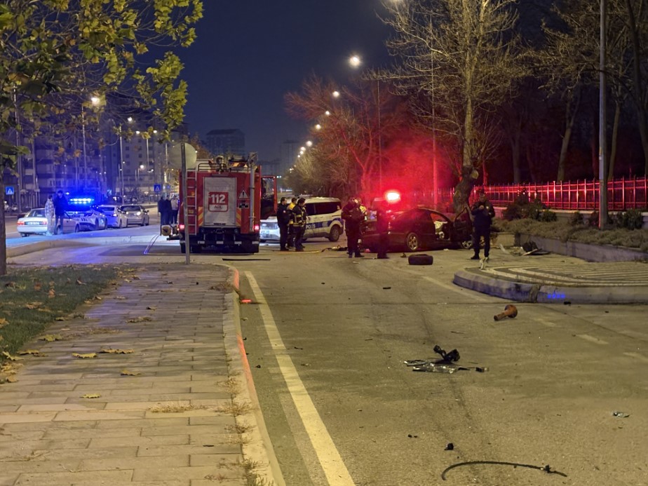 Kaldırıma çarpan otomobil 200 metre savruldu: 1 ölü, 1 ağır yaralı