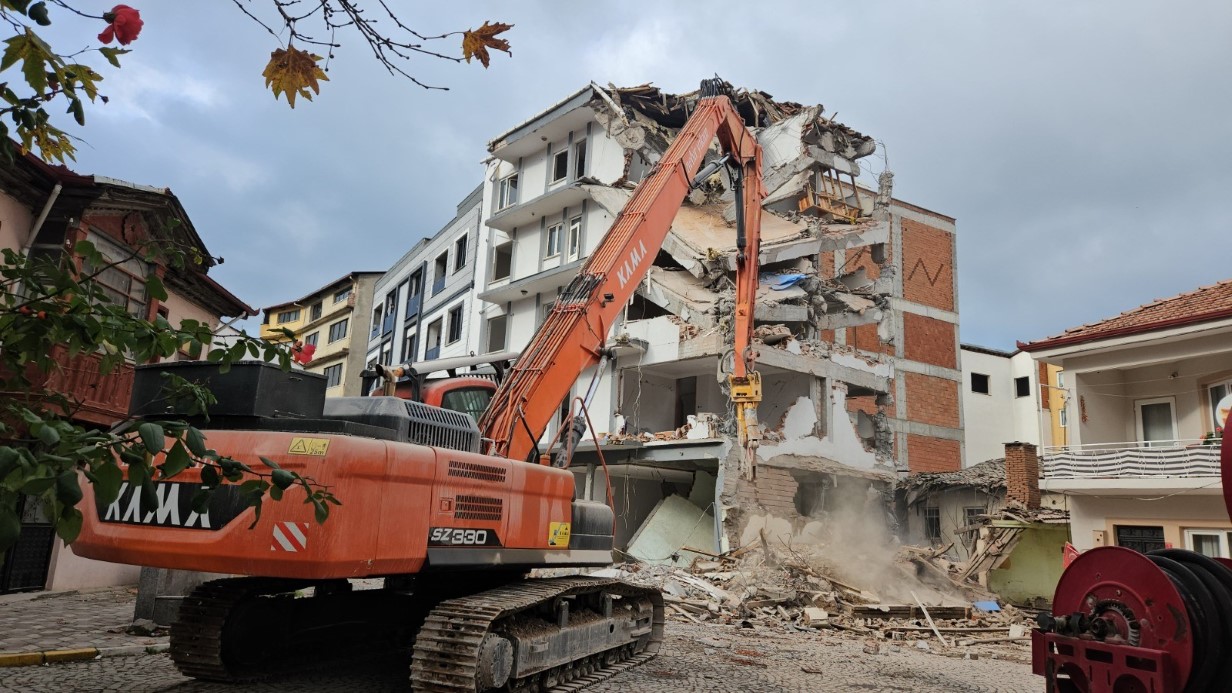 Sındırgı’da evlerinin yıkılışını hüzünlü gözlerle izlediler