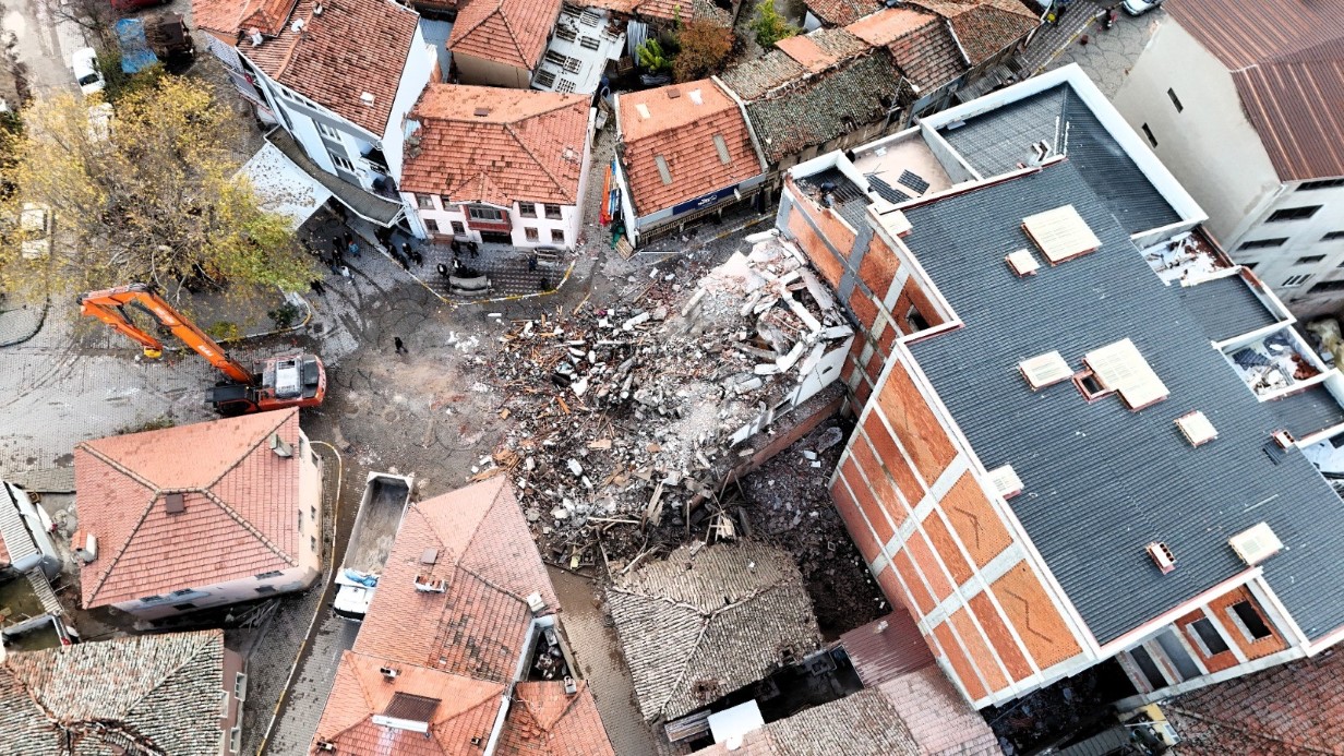Sındırgı’da evlerinin yıkılışını hüzünlü gözlerle izlediler