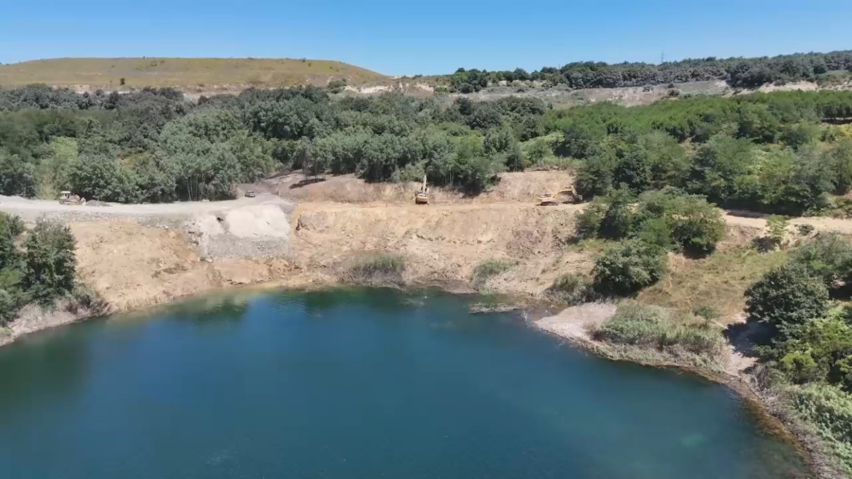 Arnavutköy’de İBB’nin döküm sahasına çevirdiği Mavi Göl’de balıklar can çekişiyor