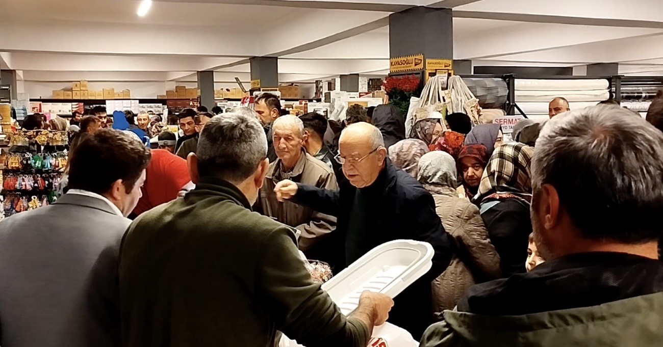 İş yeri açılışında yapılan indirim izdihama sebep oldu