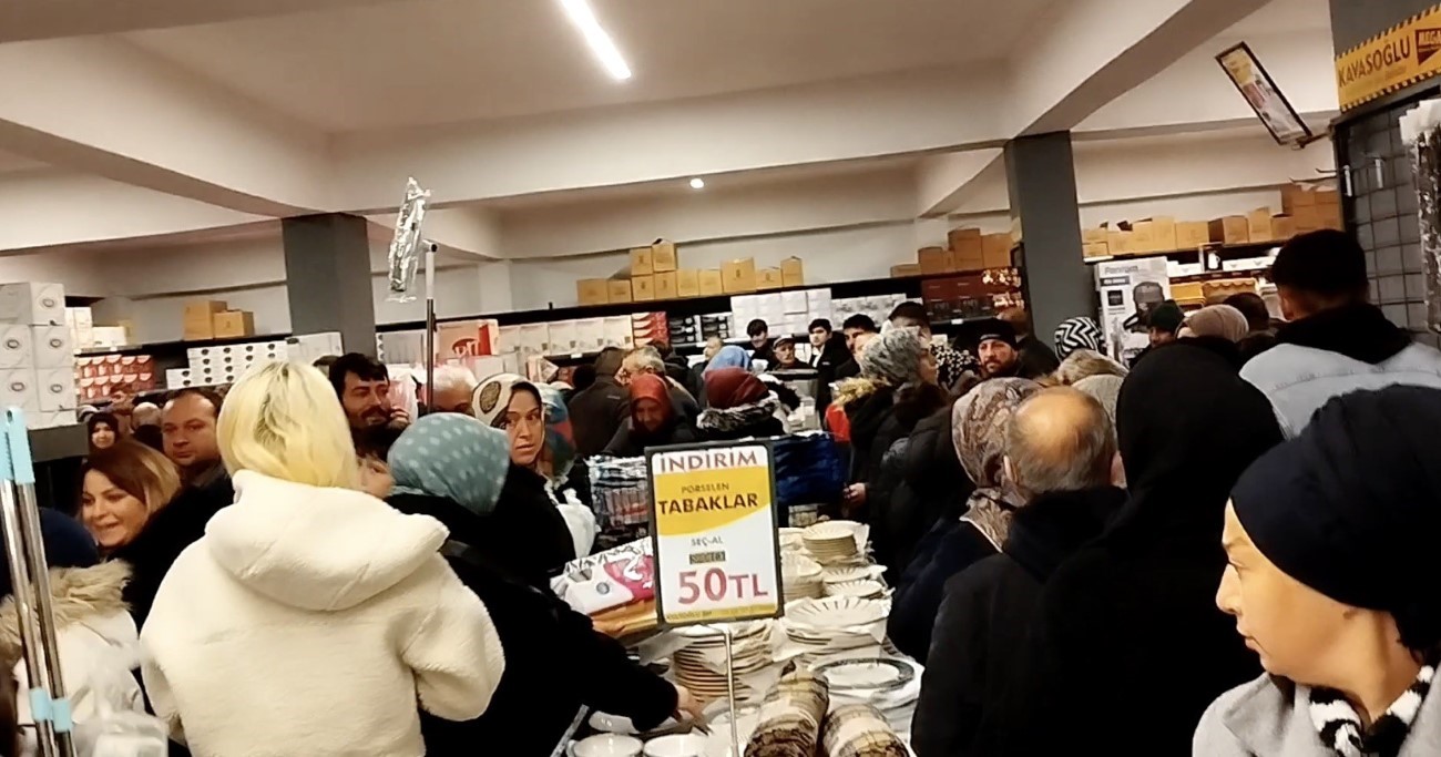 İş yeri açılışında yapılan indirim izdihama sebep oldu