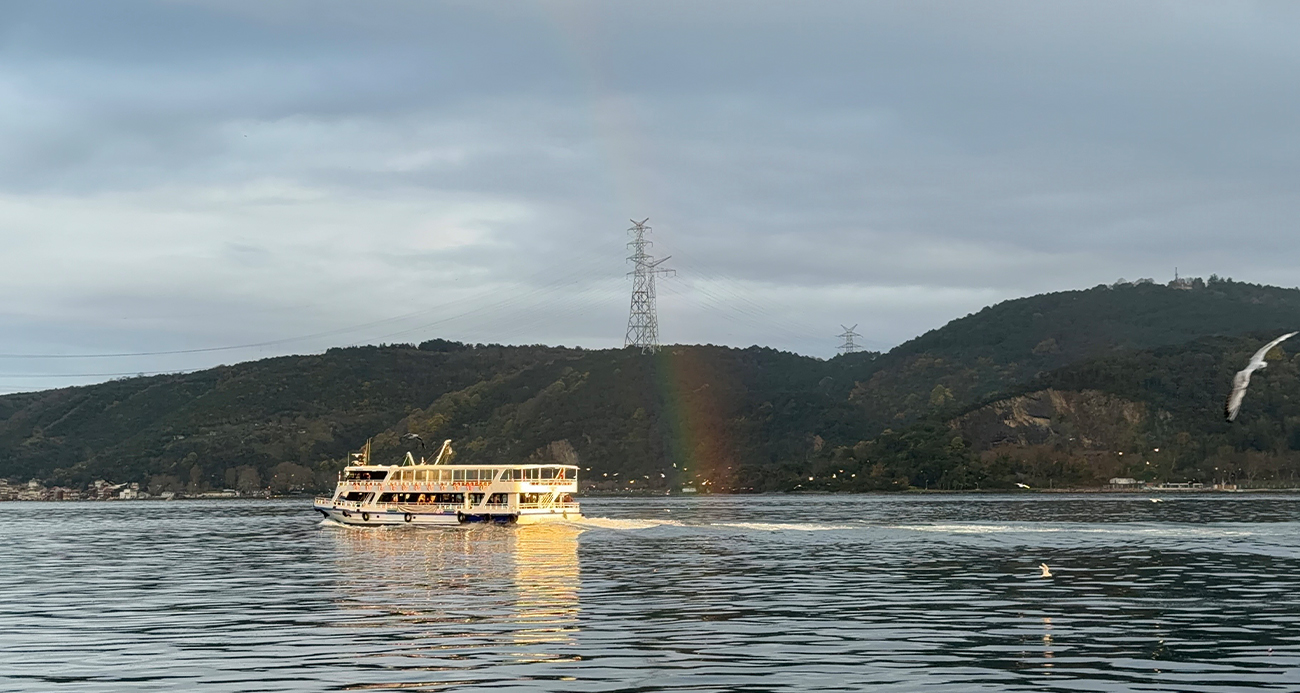 İstanbul Boğazı’nda gökkuşağı şöleni