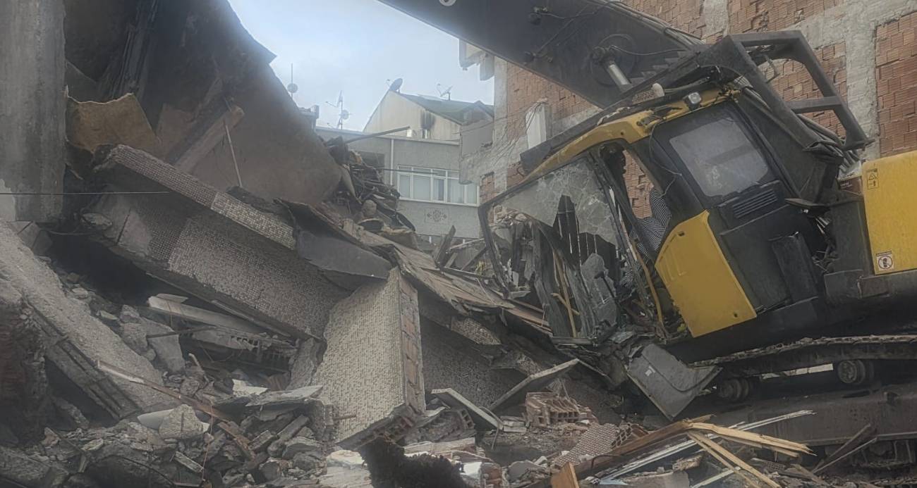Zeytinburnu’nda yıkım sırasında beton parçaları iş makinesinin üzerine düştü: Operatör yaralandı