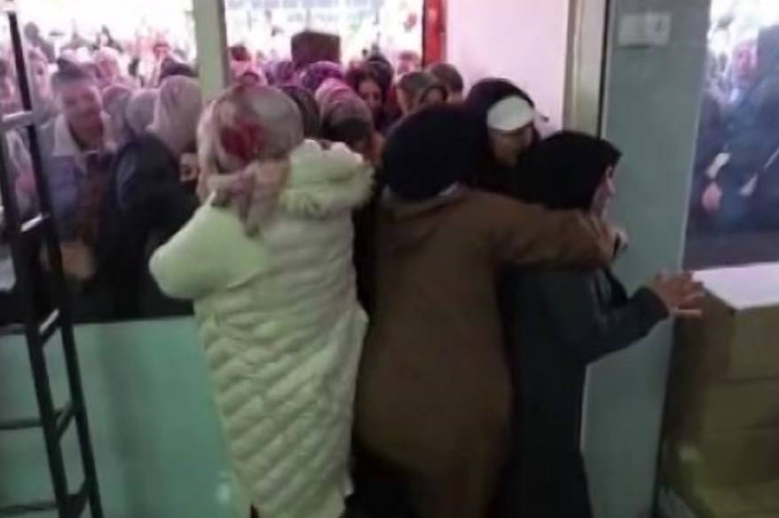 İndirimi gören kadınlar ezilme tehlikesi atlattı