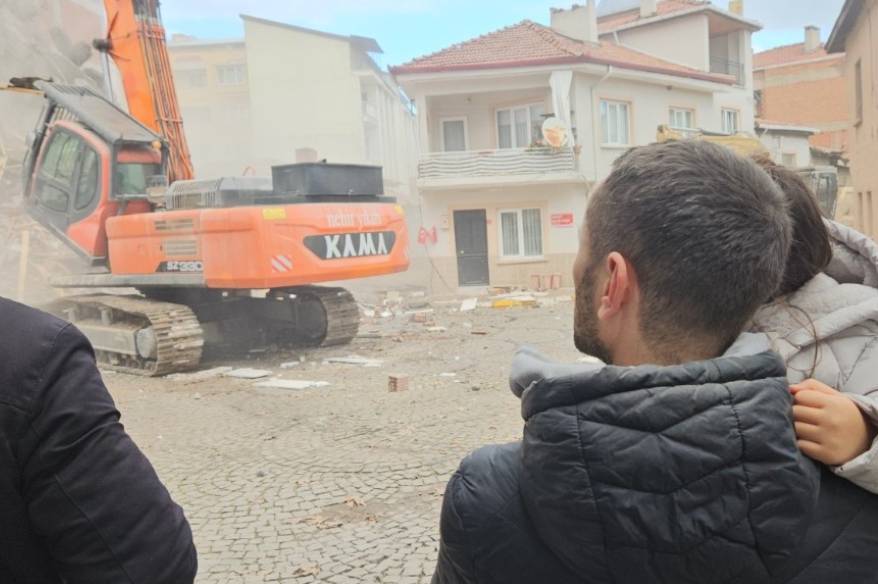 Sındırgı’da evlerinin yıkılışını hüzünlü gözlerle izlediler