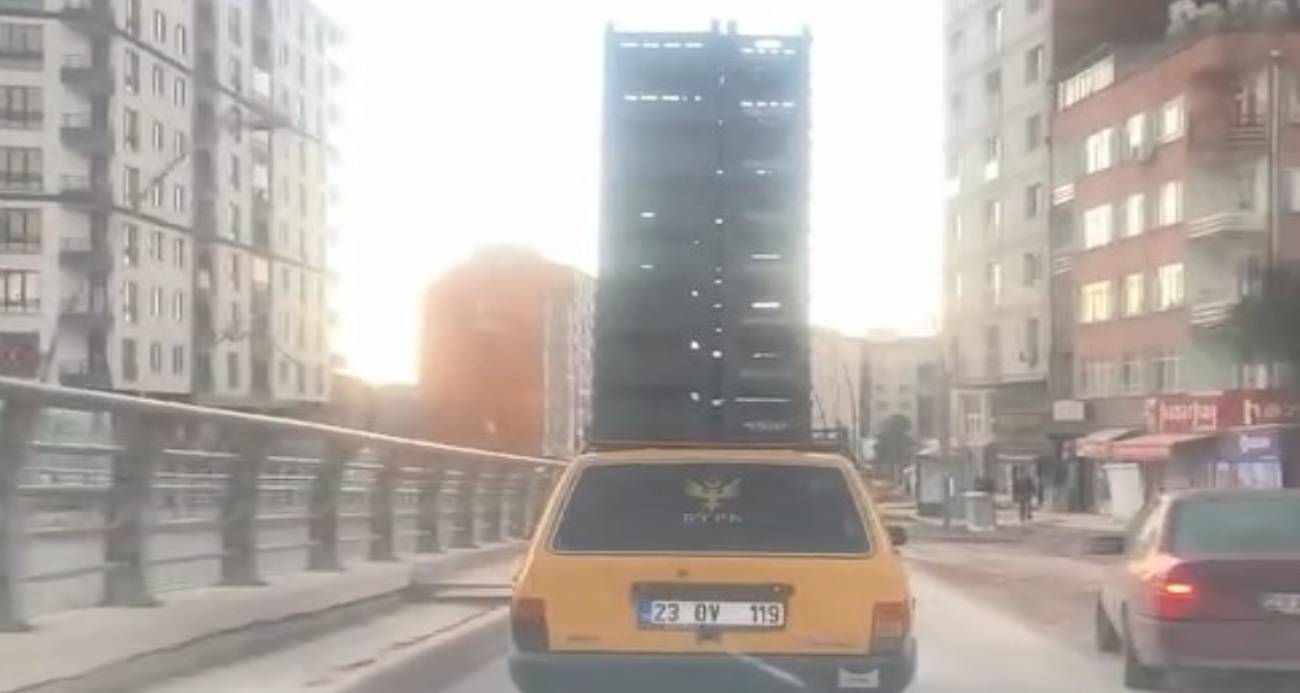 Otomobilin tavanında sebze kasaları taşıdı, trafiği tehlikeye attı