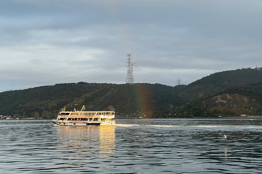İstanbul Boğazı’nda gökkuşağı şöleni