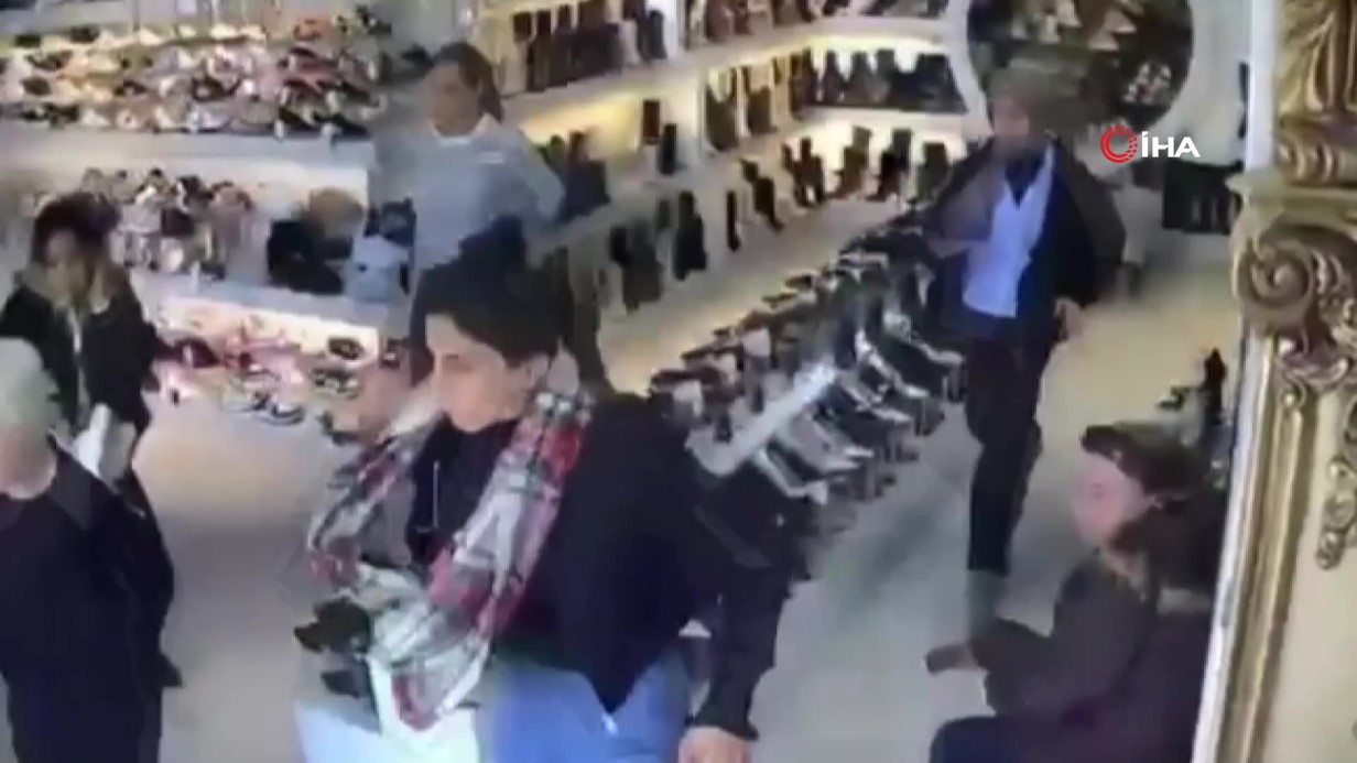 Hatay’da deprem korkusuyla yaşanan kaçış görüntülendi