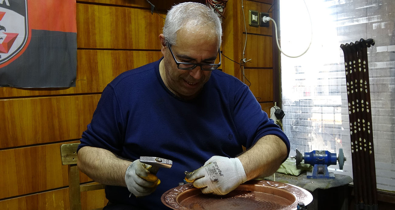 Baba mesleği bakırcılığı 40 yıldır aynı dükkanda sürdürüyor