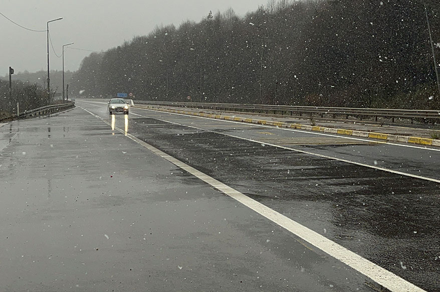 Bolu Dağı geçişinde kar yağışı etkili oluyor