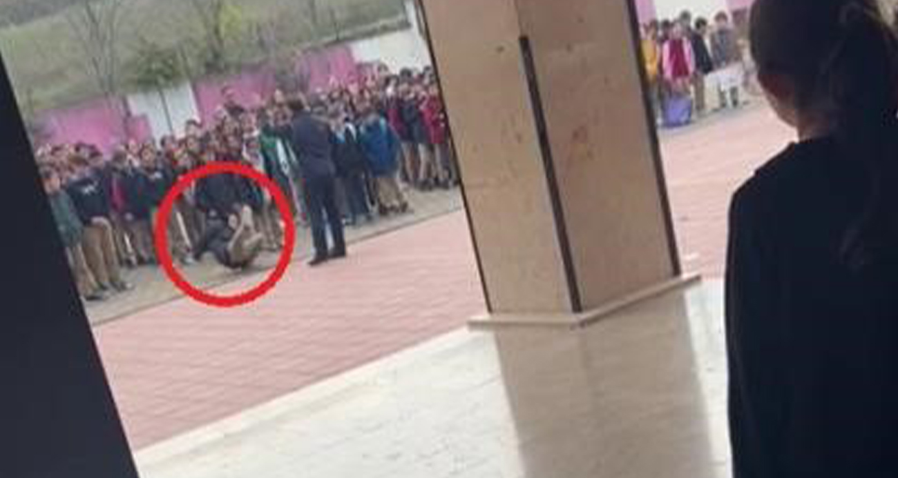Okul müdürü, sinirlendiği öğrenciyi herkesin içinde darp etti