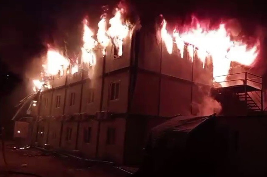 İşçilerin kaldığı konteyner alevlere teslim oldu