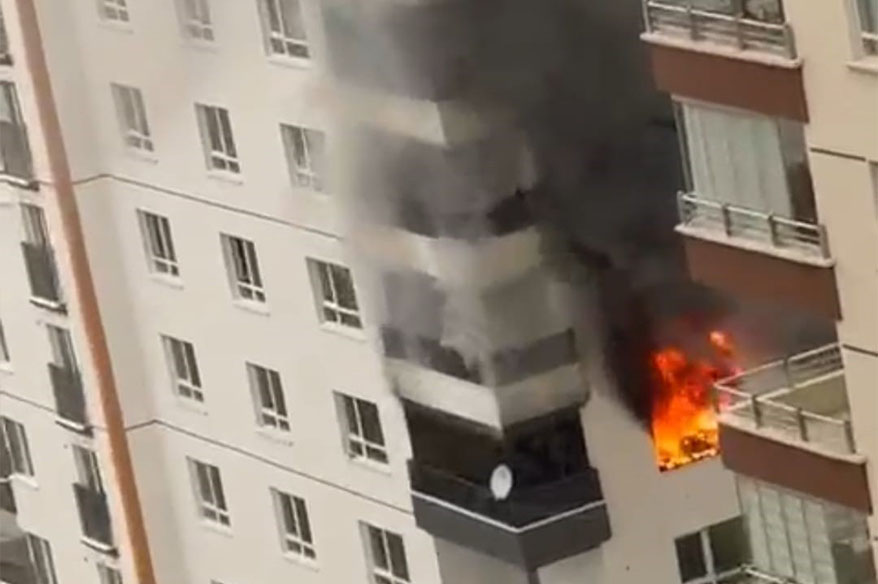 Ankara’da ev yangınında mahsur kalan anne ile oğlu kurtarıldı