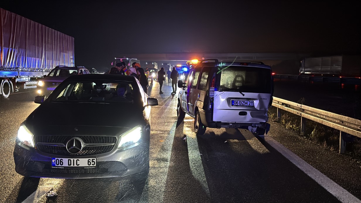 TEM’in Bolu geçişinde 3 araç çarpıştı: 7 yaralı