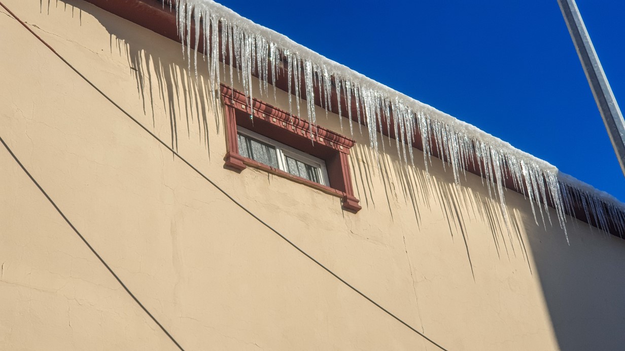 Başkale’de soğuk hava çatıları dondurdu