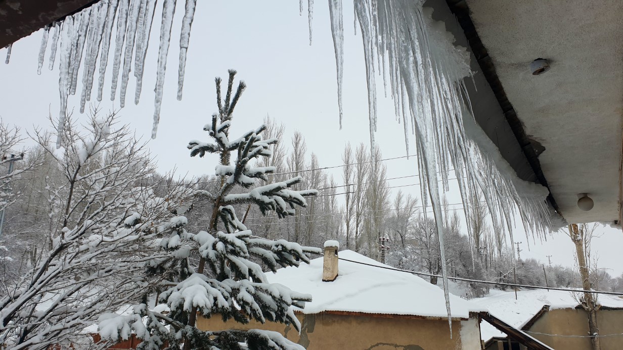 Başkale’de soğuk hava çatıları dondurdu