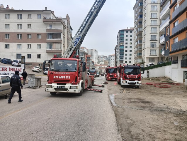 Ankara’da ev yangınında mahsur kalan anne ile oğlu kurtarıldı
