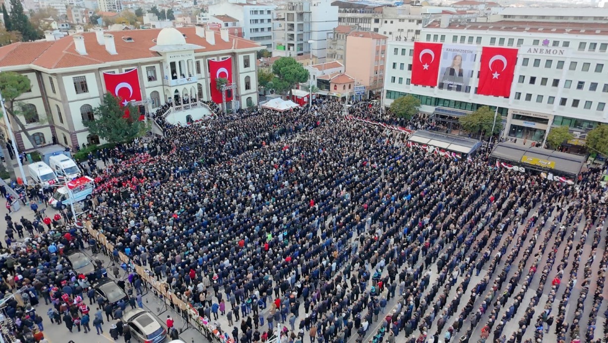 Manisa, ilk kadın başkanına ağladı