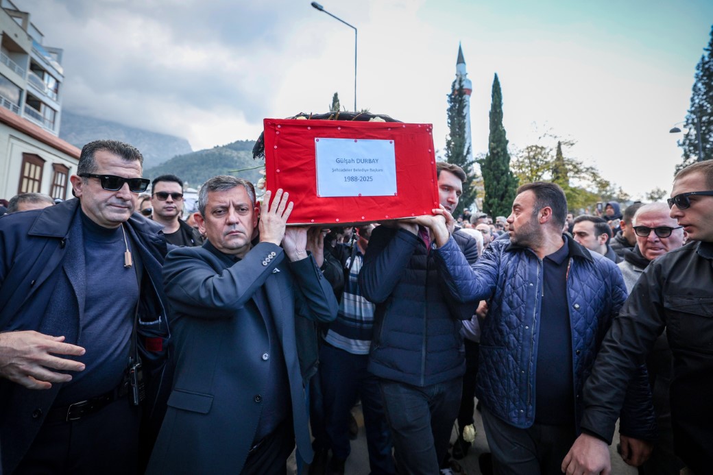 Manisa, ilk kadın başkanına ağladı - GÜNDEM