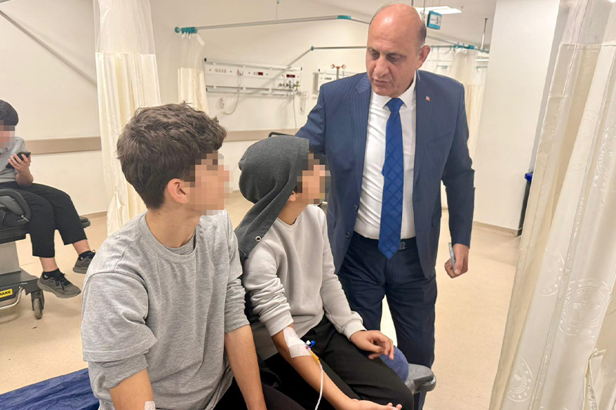 Doğum günü nedeniyle dağıtılan çikolataları yiyen 10 öğrenci hastaneye kaldırıldı