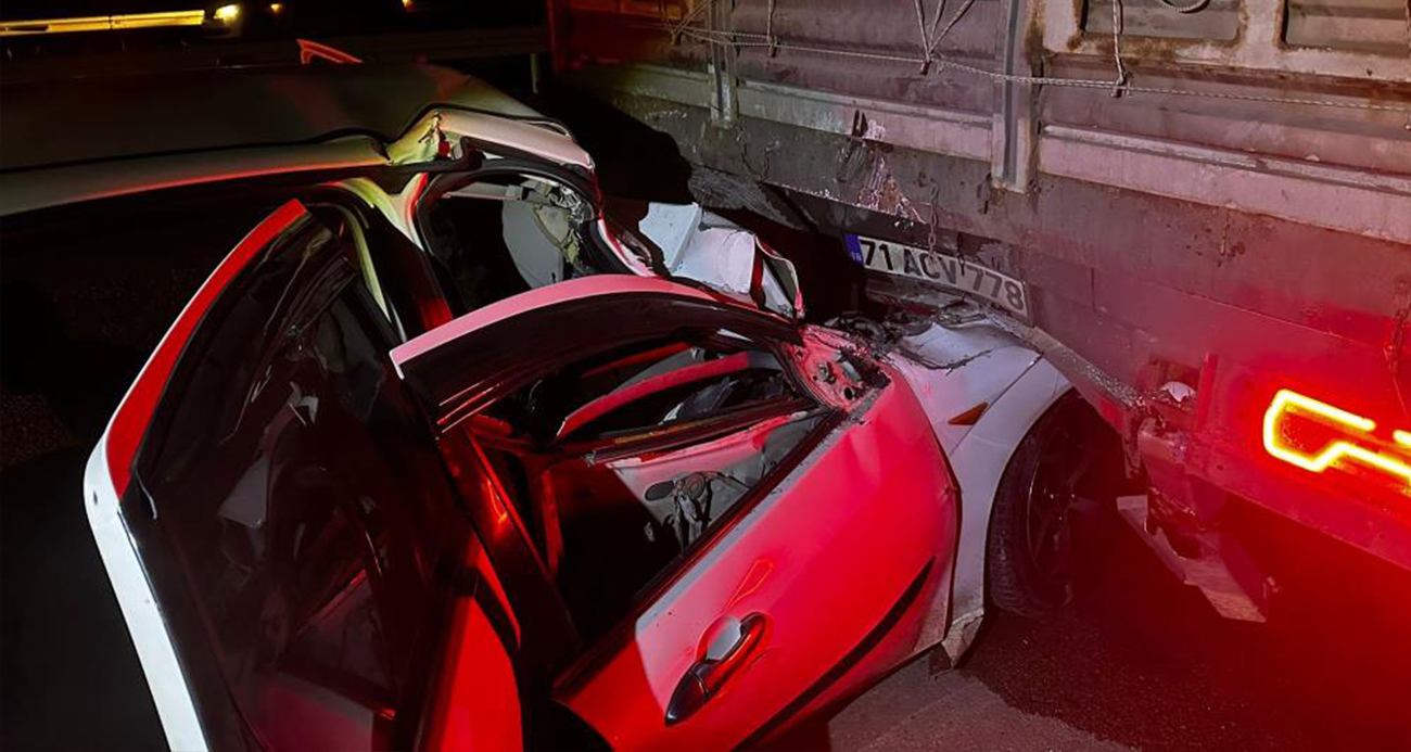 Çorum'un Sungurlu ilçesinde meydana gelen trafik kazasında, otomobilin seyir halindeki tıra arkadan çarpması sonucu sürücü hayatını kaybetti. Sürücünün, çarpışma anında sosyal medya platformundan canlı yayında olduğu ortaya çıktı.