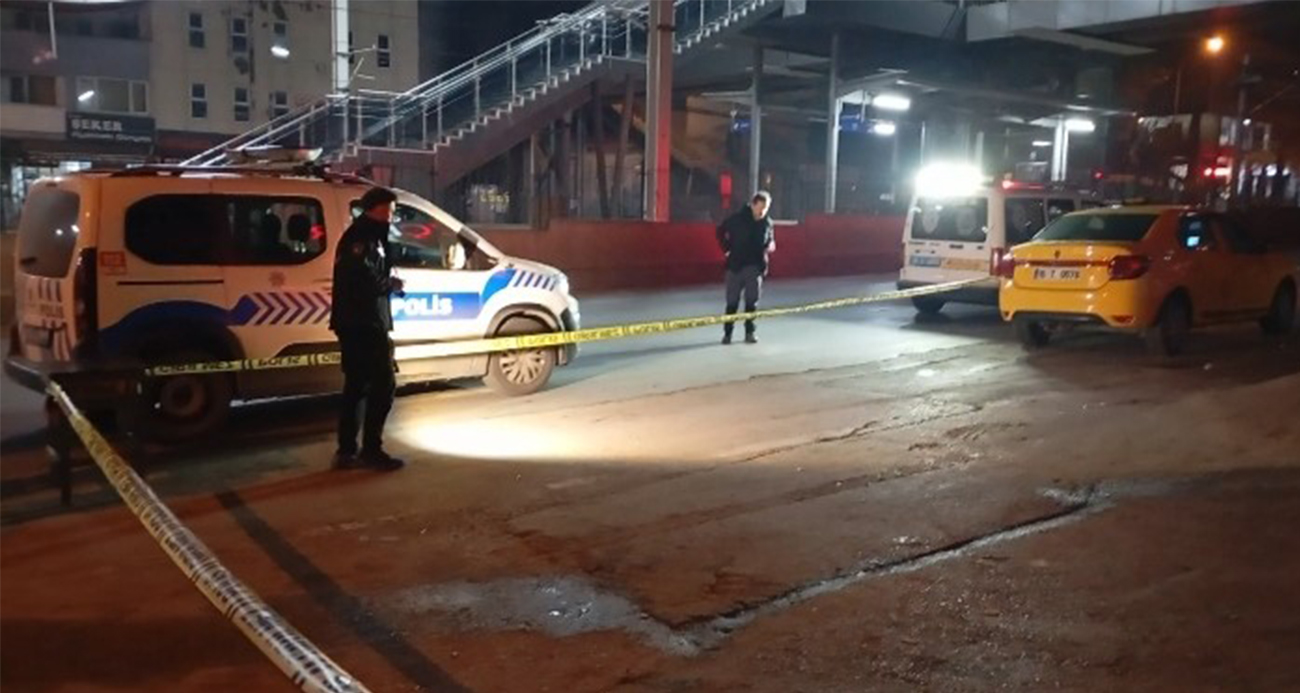 Bursa'nın Osmangazi ilçesinde bir eğlence mekanının önünde çıkan silahlı çatışmada 1'i ağır olmak üzere 2 kişi yaralandı.